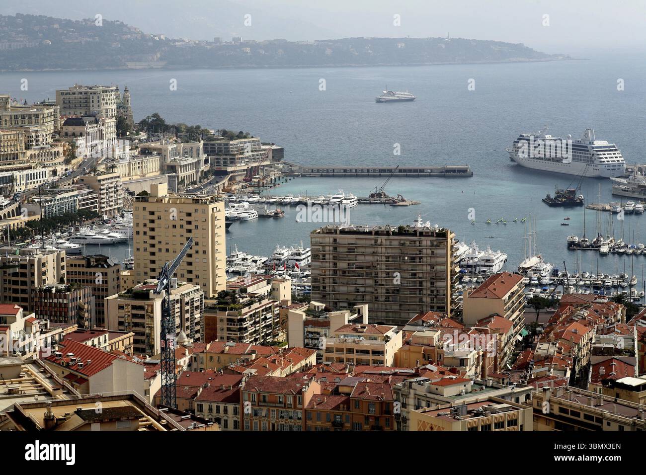 Porto di Hercule, edifici circostanti, città di stato, Monaco, Europa Foto Stock