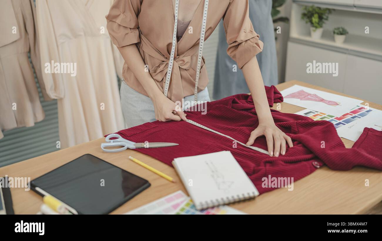 Stilista di moda artista di stile o designer creativo che disegna su un libro di schizzi con un nuovo design di progetto Foto Stock