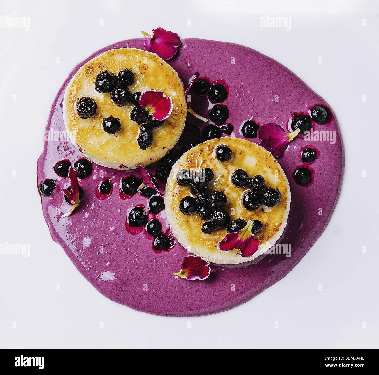 Natura morta, frittelle di formaggio cottage con sciroppo di ribes Foto Stock