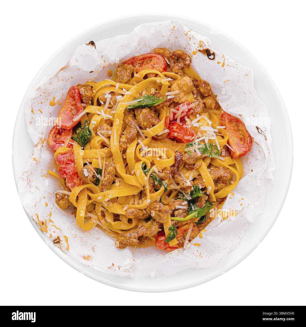 Natura morta, tagliatelle con filetto di pollo alla griglia e pomodori Foto Stock