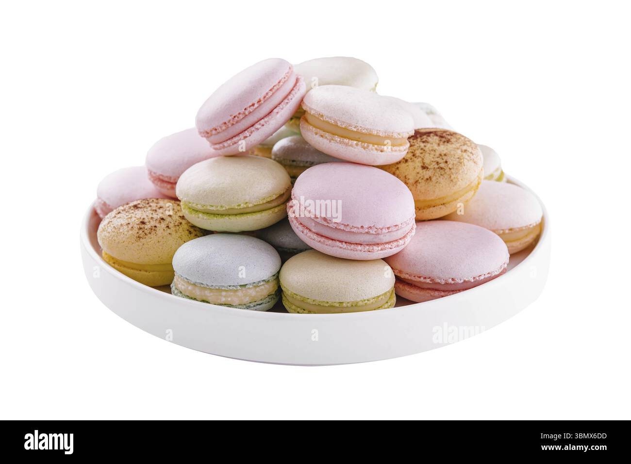 Natura morta alimentare, macaron multicolore su piastra in ceramica isolata su bianco Foto Stock
