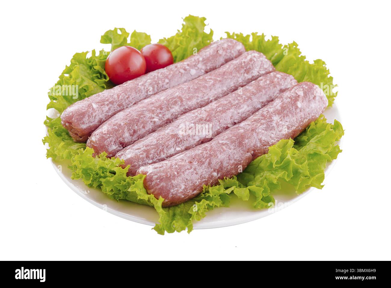 Natura morta alimentare, salsicce fresche crude isolate su sfondo bianco Foto Stock