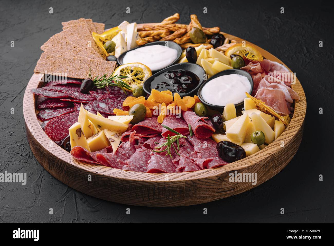 Cibo natura morta, vassoio di legno con selezione di antipasti italiani Foto Stock