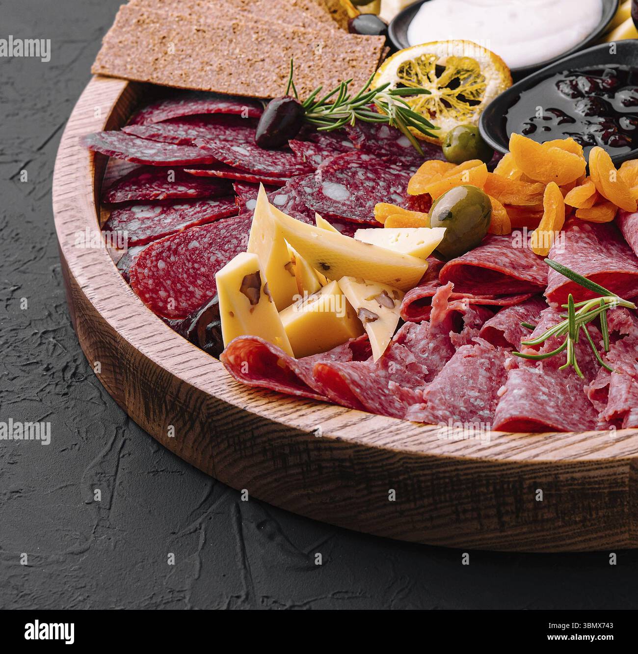 Cibo natura morta, vassoio di legno con selezione di antipasti italiani Foto Stock