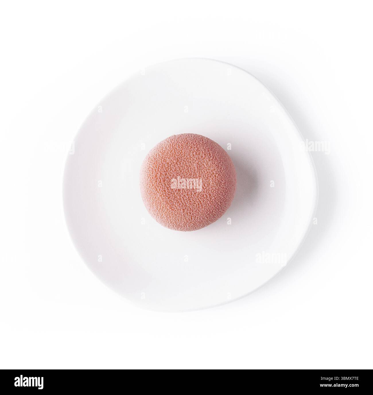 Natura morta alimentare, mousse rosa su piatto bianco Foto Stock