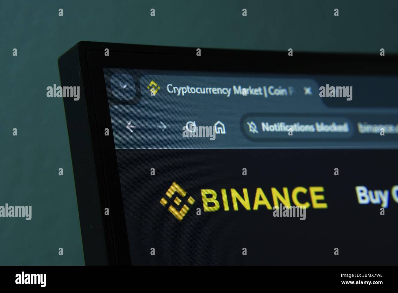 Dhaka, Bangladesh - 2 giugno 2025: Primo piano dello schermo di un computer che visualizza l'interfaccia Web binance in modalità buia Foto Stock