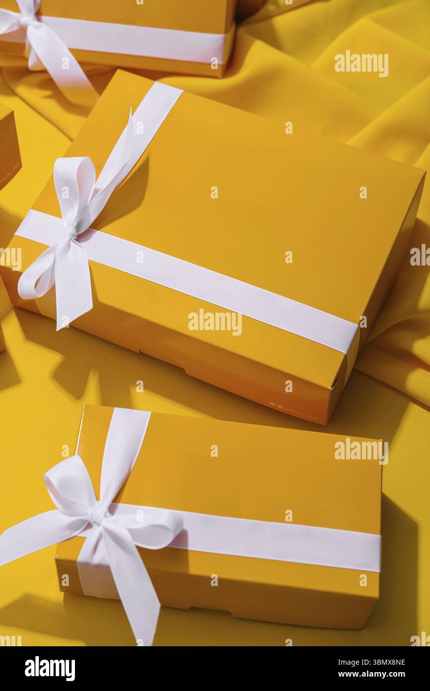 Natura morta alimentare, regali gialli su sfondo giallo Foto Stock