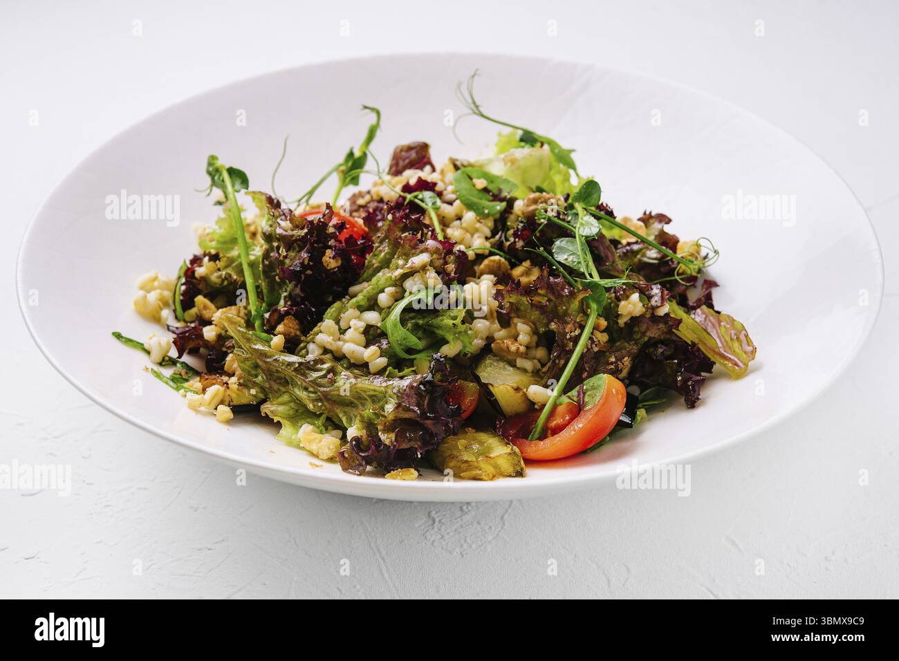 Natura morta, insalata vegetariana fresca con orzo perlato e verdure Foto Stock
