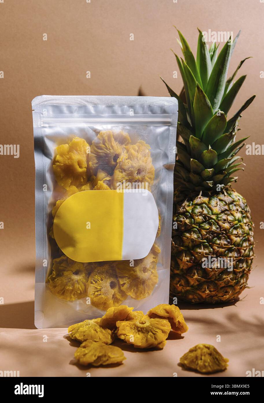 Natura morta alimentare, ananas e ananas secco in confezione Foto Stock