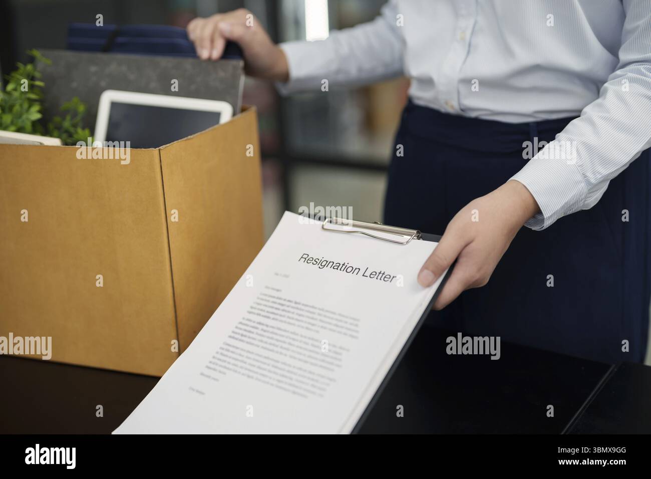 Gli uomini d'affari che violano il contratto con la lettera di dimissioni riduzione del personale che lascia le dimissioni del dipendente dell'ufficio Foto Stock