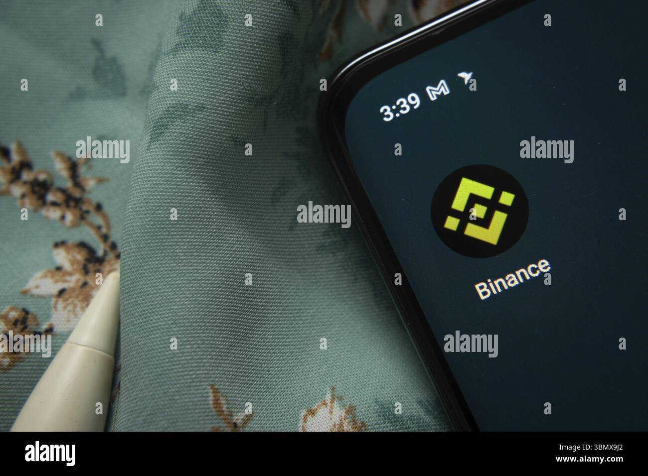 Dhaka, Bangladesh - 7 maggio 2025: L'icona dell'app Binance viene visualizzata sullo smartphone Foto Stock
