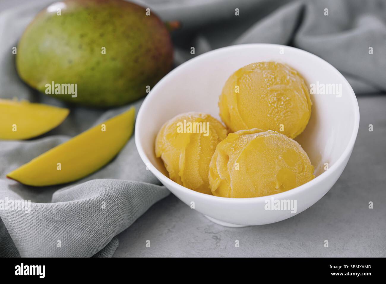 Natura morta alimentare, gelato al mango con pezzi di mango Foto Stock