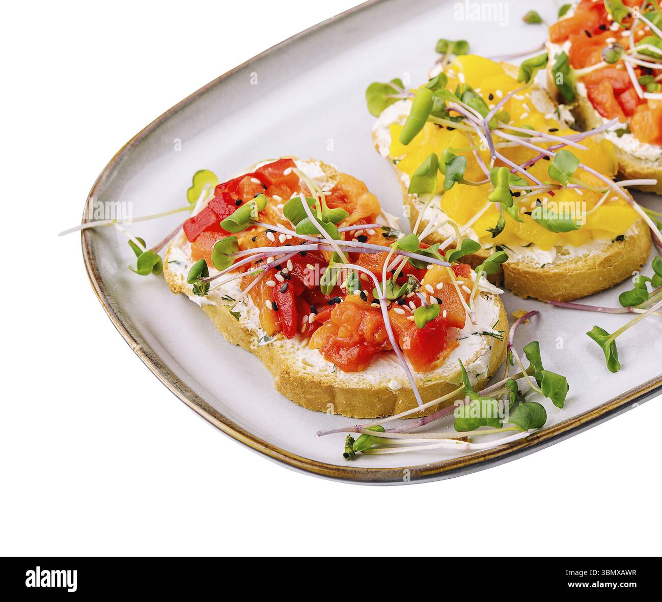 Natura morta, bruschetta con formaggio spalmabile e peperone grigliato multicolore Foto Stock