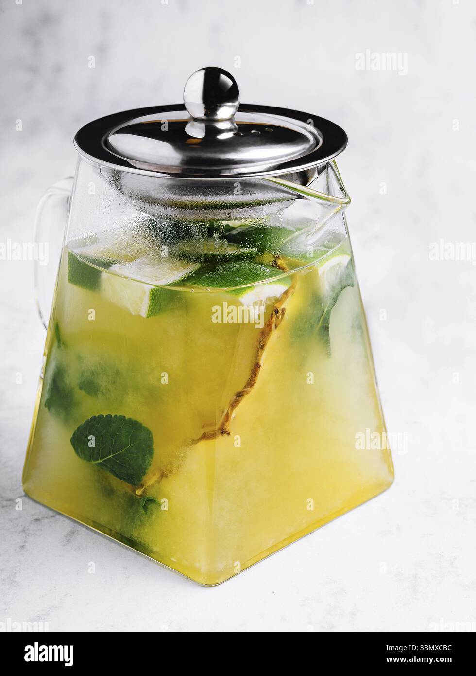Natura morta alimentare, tè verde freddo alla frutta della passione o limonata con lime e menta Foto Stock