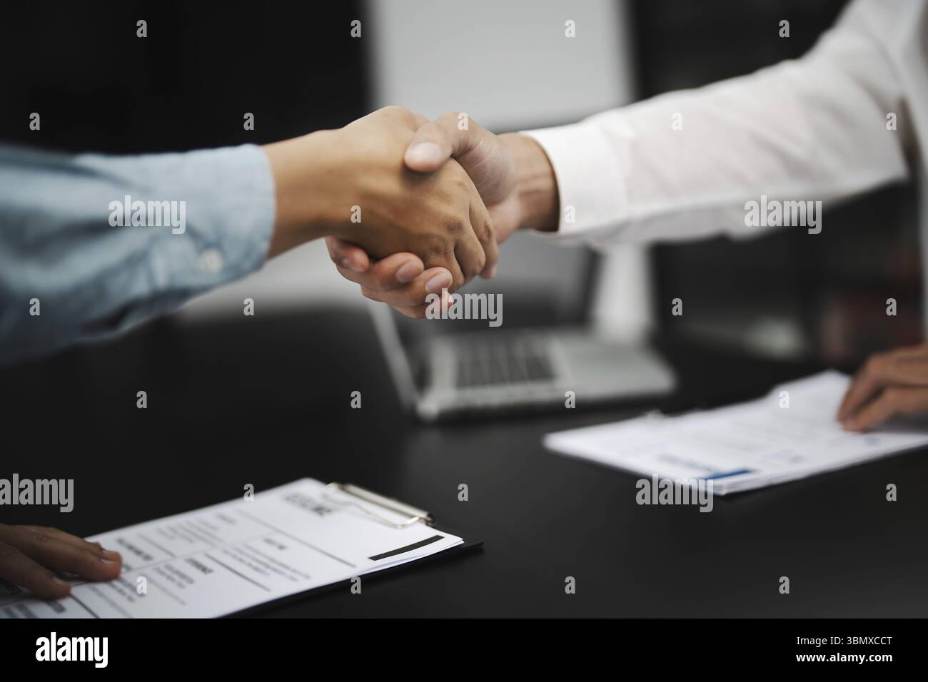 Un uomo d'affari, un team di idee di successo stringe la mano nella sala riunioni Foto Stock