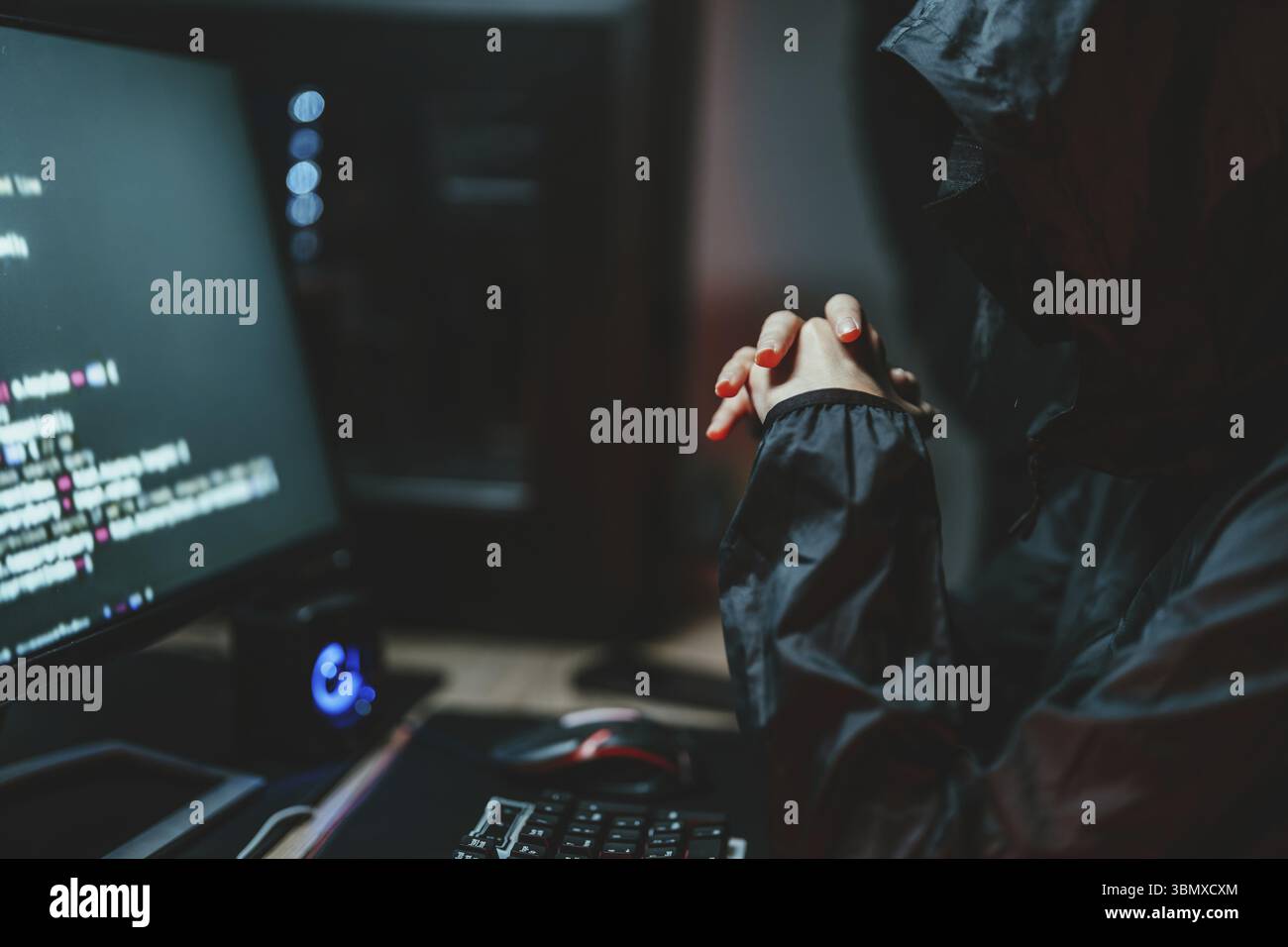 Hooded hacker codifica distruggere sistema di dati online con virus ransomware in server Foto Stock