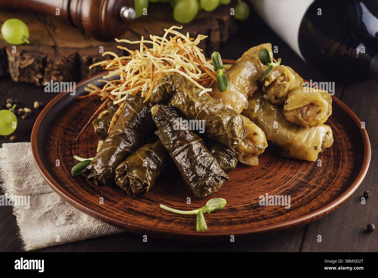 Natura morta alimentare, Dolma rotoli di cavolo foglie d'uva ripieno da vicino Foto Stock