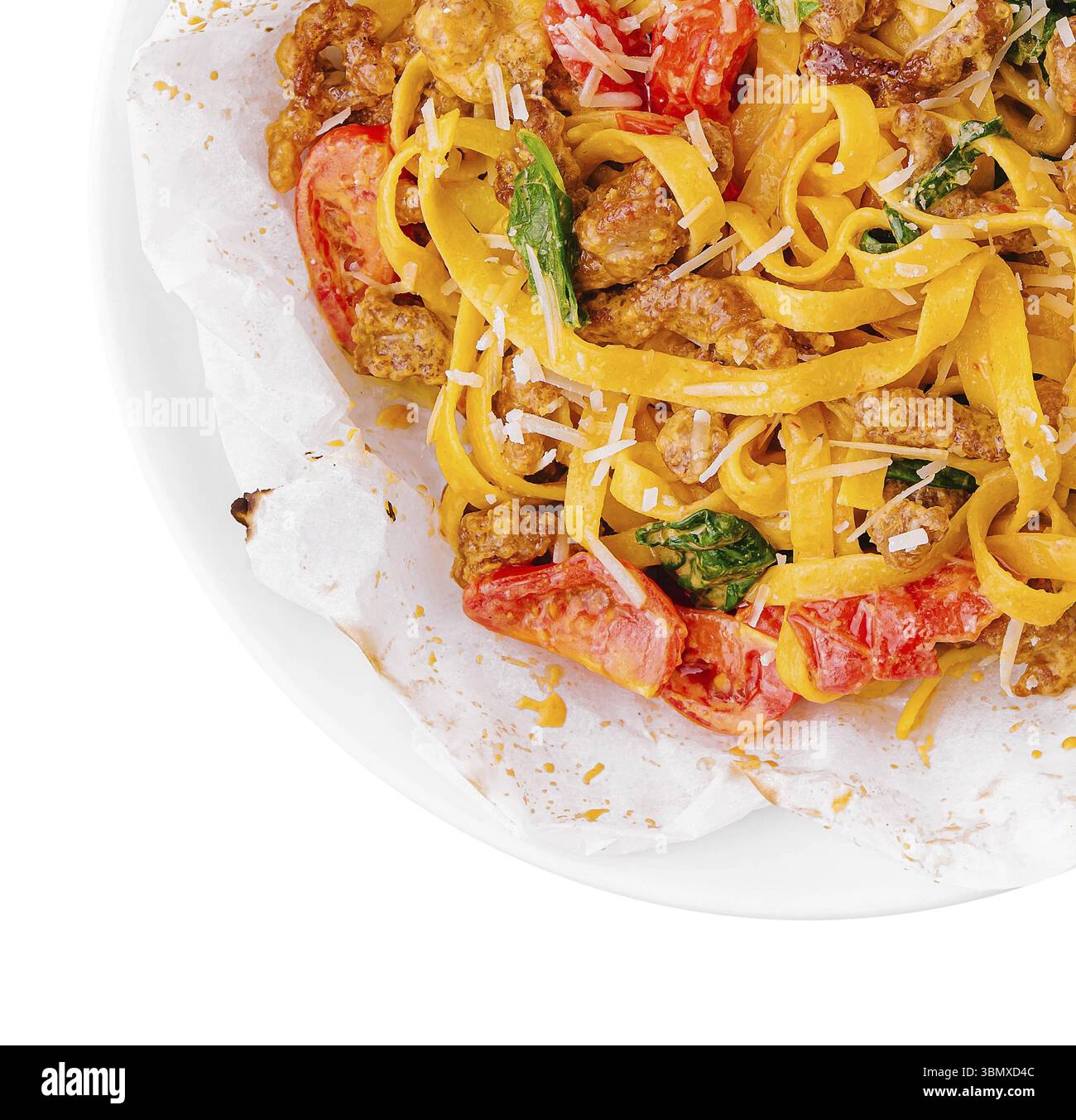 Natura morta, tagliatelle con filetto di pollo alla griglia e pomodori Foto Stock