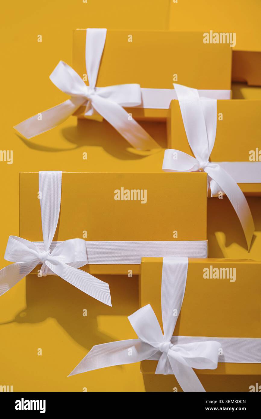 Natura morta alimentare, regali gialli su sfondo giallo Foto Stock