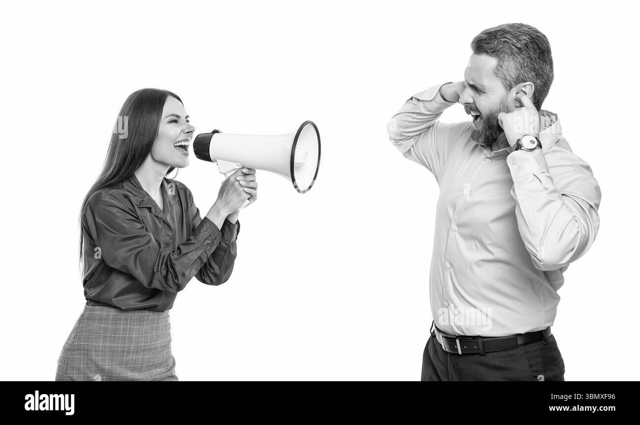 conflitto di affari. donna d'affari che urla un dipendente isolato sul bianco. il business boss è in conflitto con il partner per quanto riguarda la promozione. risoluzione dei conflitti Foto Stock