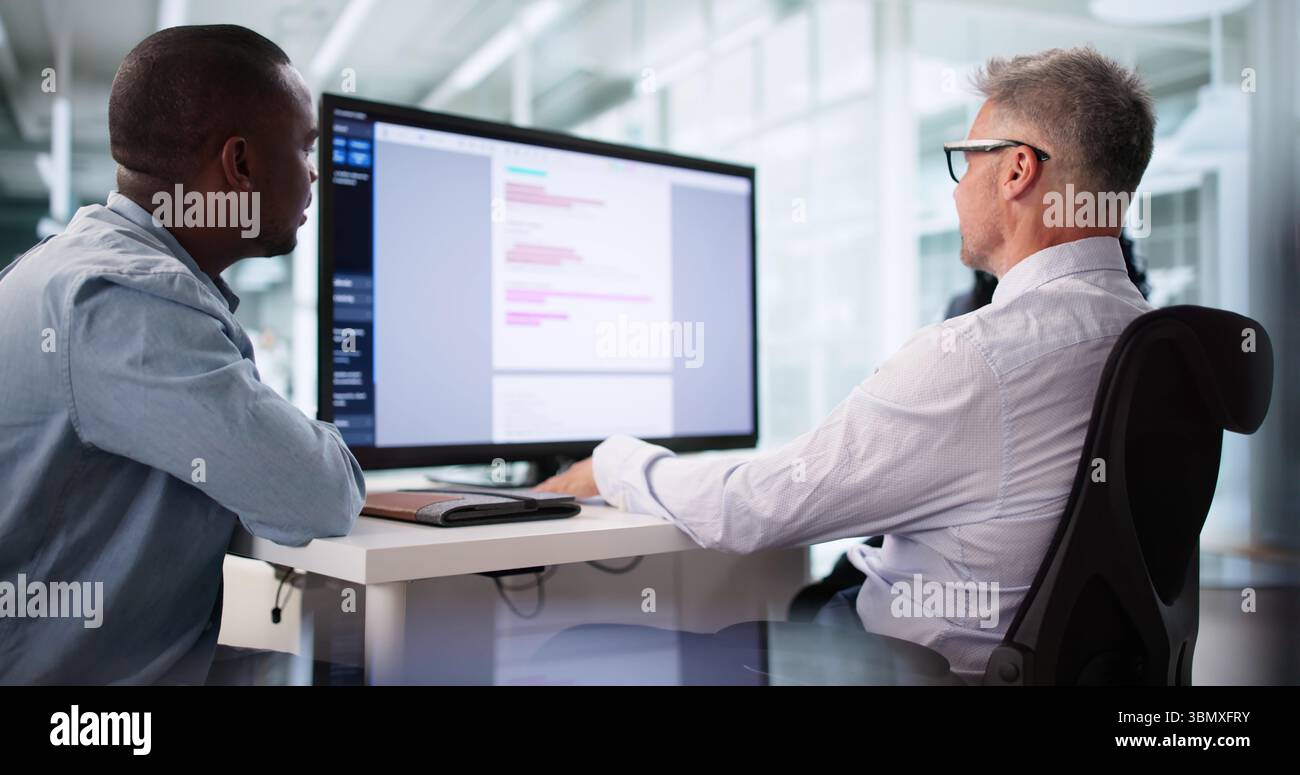 Privacy Compliance Specialist verifica che le normative HIPAA vengano rispettate correttamente. Foto Stock