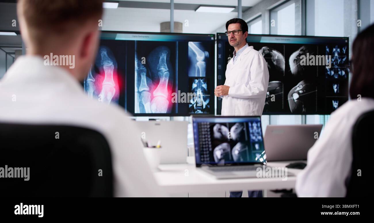 Conferenza di radiologi e dottori con il team di analisi dei raggi X dei medici e il professor Watch X-ray Foto Stock