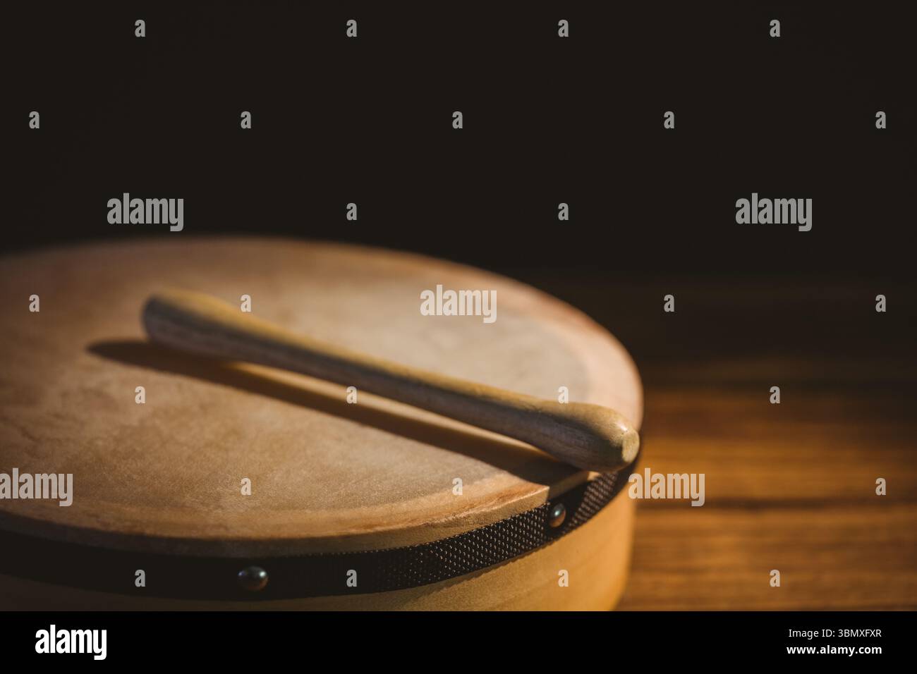 Primo piano del bastone di legno sul bodhran Foto Stock