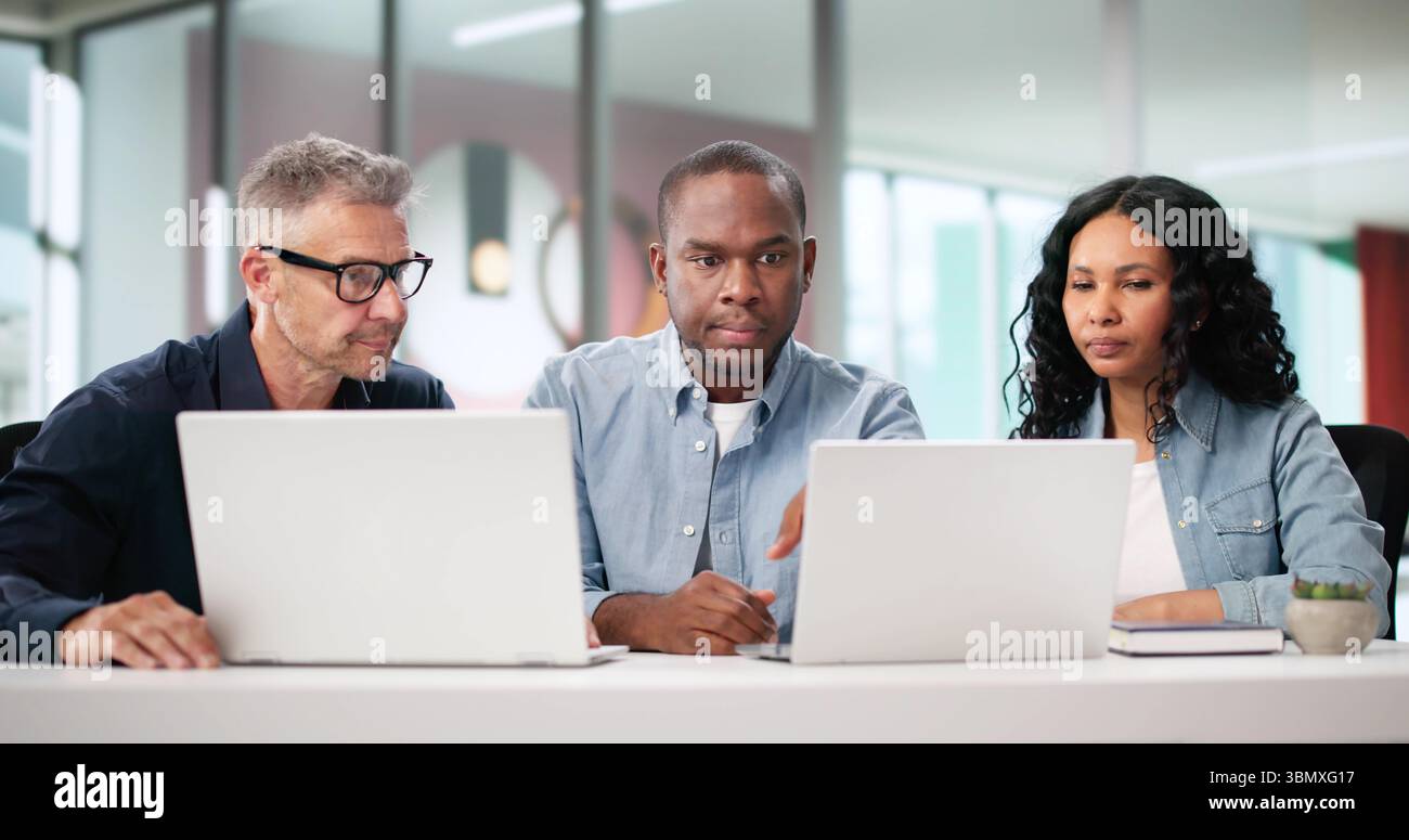 Innovativi designer africani e latinx che lavorano insieme su Tech Project. Foto Stock
