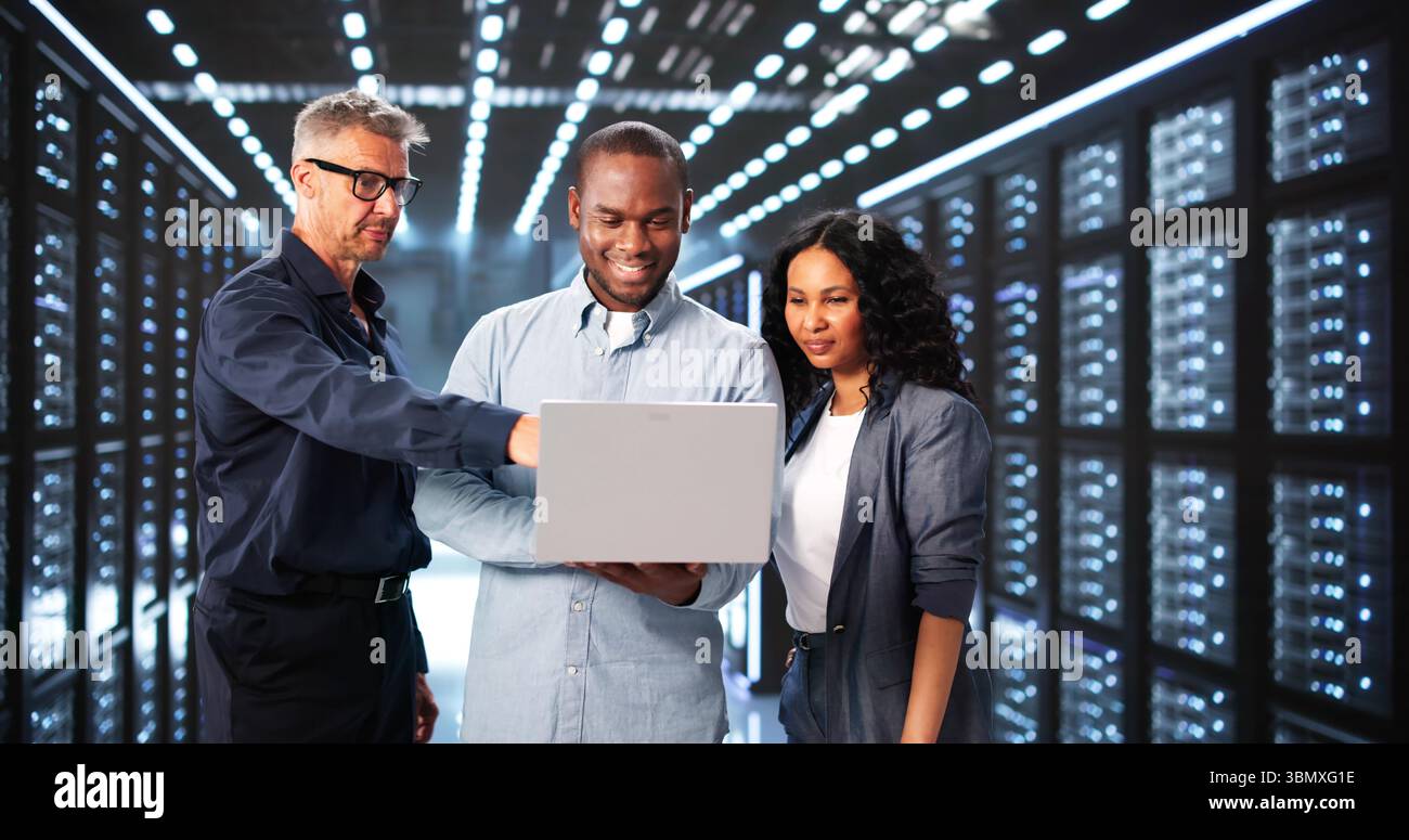 Costruire Un futuro più sicuro con diversi team di sicurezza informatica. Foto Stock