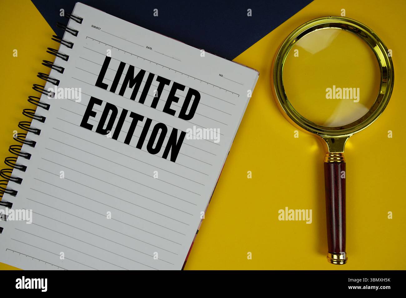 Testo in edizione limitata con lente d'ingrandimento su sfondo giallo Foto Stock