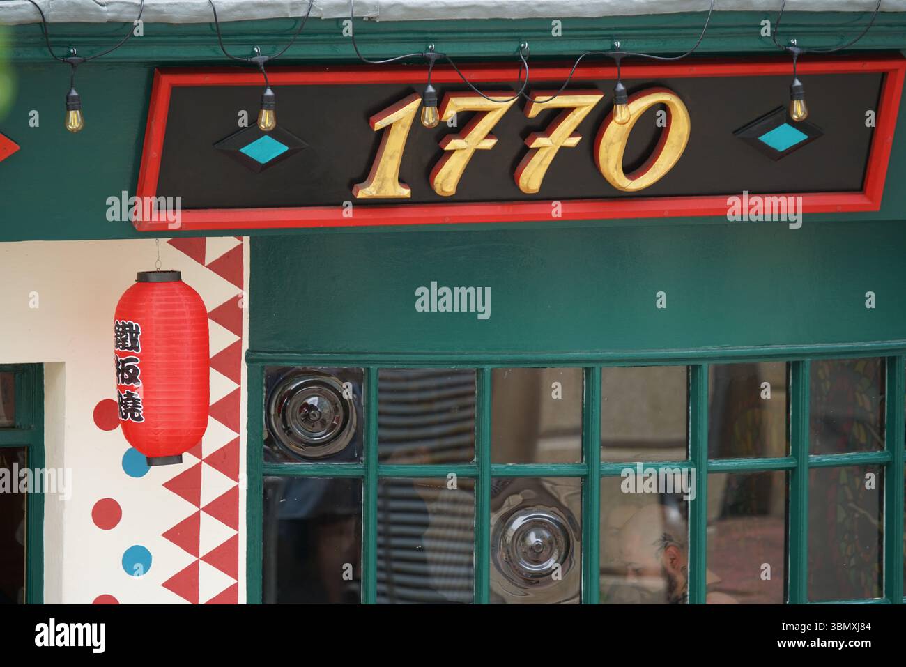 Lanterna tradizionale e decorazione colorata del fronte dello shopping con il simbolo numero 1770. Brighton, inghilterra Foto Stock