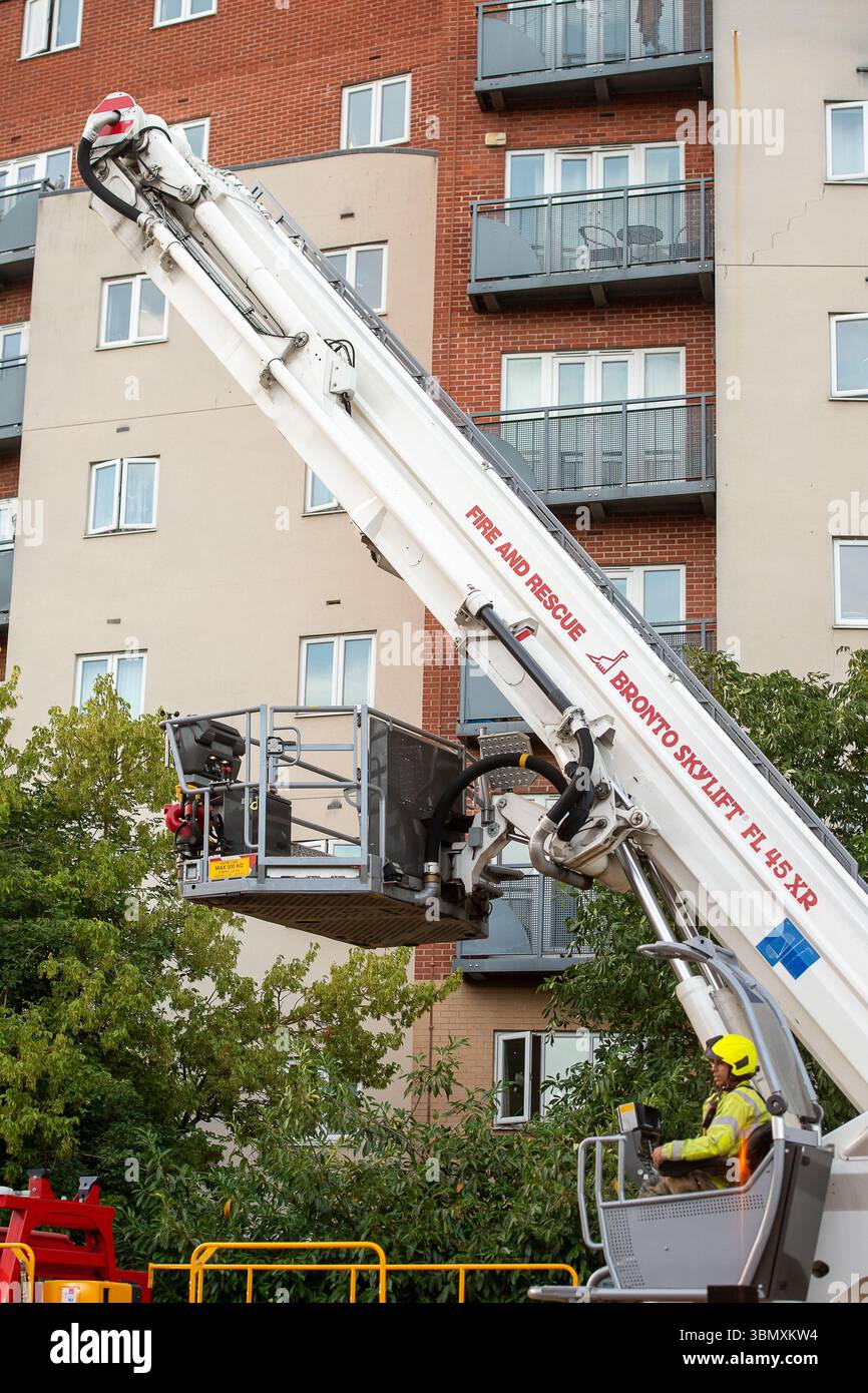 Slough, Regno Unito. 26 giugno 2025. I servizi di emergenza hanno risposto a un incendio nell'appartamento all'ultimo piano in Aspects Court, Slough, Berkshire alle 15:30 di questo pomeriggio all'angolo tra Windsor Road e Aspects Court. Il Royal Berkshire Fire and Rescue Service inviò equipaggi da Ascot, Bracknell, Slough, Langley, Maidenhead e Windsor insieme all'unità di comando incidenti dalla stazione dei vigili del fuoco di Maidenhead e alla piattaforma aerea a scaletta dalla stazione dei vigili del fuoco di Whitley Wood. Secondo quanto riferito, il South Central Ambulance Service ha inviato una serie di risorse sulla scena, tra cui un team di pronto intervento per l'area pericolosa. Si capisce che una persona sola Foto Stock