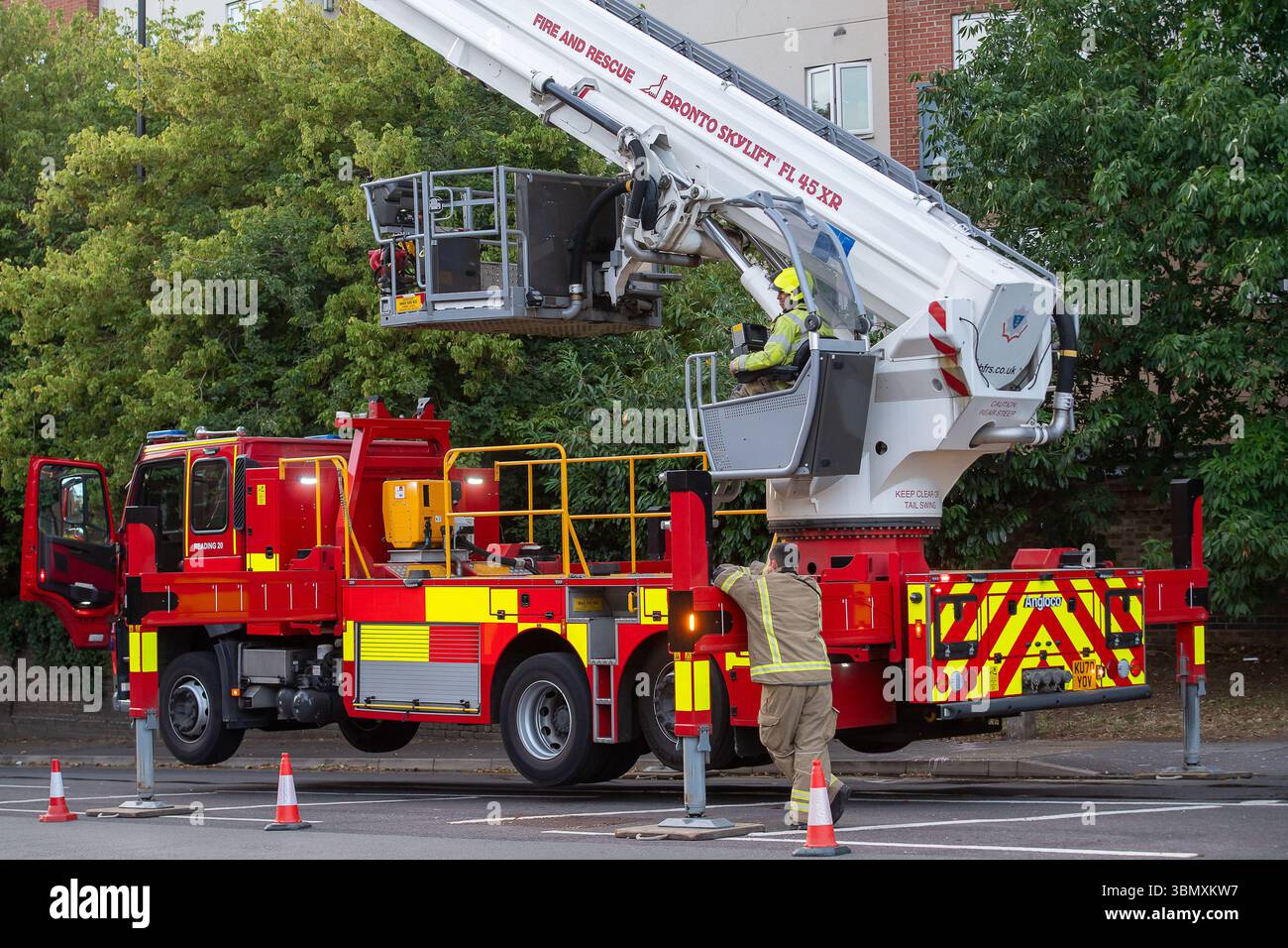 Slough, Regno Unito. 26 giugno 2025. I servizi di emergenza hanno risposto a un incendio nell'appartamento all'ultimo piano in Aspects Court, Slough, Berkshire alle 15:30 di questo pomeriggio all'angolo tra Windsor Road e Aspects Court. Il Royal Berkshire Fire and Rescue Service inviò equipaggi da Ascot, Bracknell, Slough, Langley, Maidenhead e Windsor insieme all'unità di comando incidenti dalla stazione dei vigili del fuoco di Maidenhead e alla piattaforma aerea a scaletta dalla stazione dei vigili del fuoco di Whitley Wood. Secondo quanto riferito, il South Central Ambulance Service ha inviato una serie di risorse sulla scena, tra cui un team di pronto intervento per l'area pericolosa. Si capisce che una persona sola Foto Stock