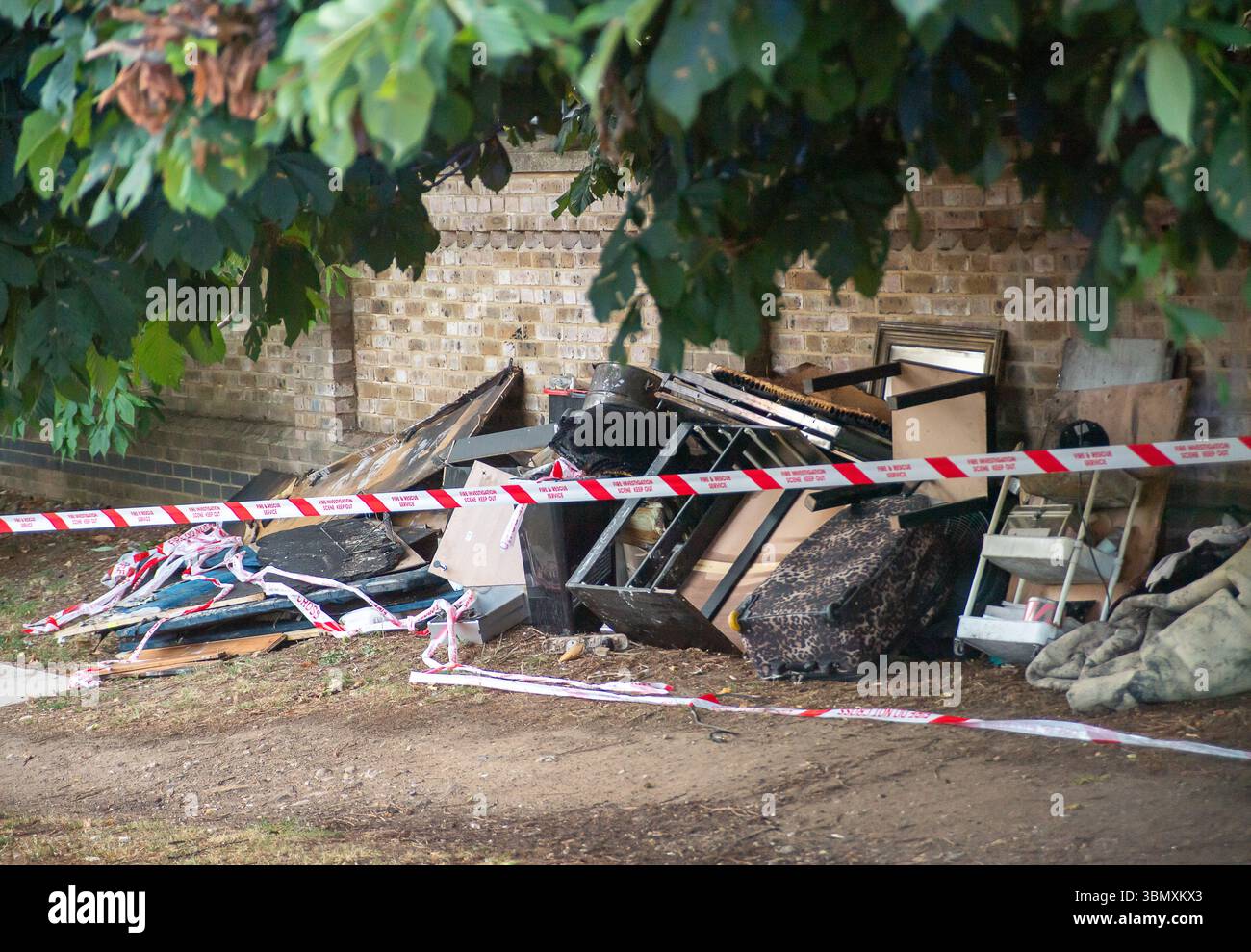Slough, Regno Unito. 26 giugno 2025. I servizi di emergenza hanno risposto a un incendio nell'appartamento all'ultimo piano in Aspects Court, Slough, Berkshire alle 15:30 di questo pomeriggio all'angolo tra Windsor Road e Aspects Court. Il Royal Berkshire Fire and Rescue Service inviò equipaggi da Ascot, Bracknell, Slough, Langley, Maidenhead e Windsor insieme all'unità di comando incidenti dalla stazione dei vigili del fuoco di Maidenhead e alla piattaforma aerea a scaletta dalla stazione dei vigili del fuoco di Whitley Wood. Secondo quanto riferito, il South Central Ambulance Service ha inviato una serie di risorse sulla scena, tra cui un team di pronto intervento per l'area pericolosa. Si capisce che una persona sola Foto Stock