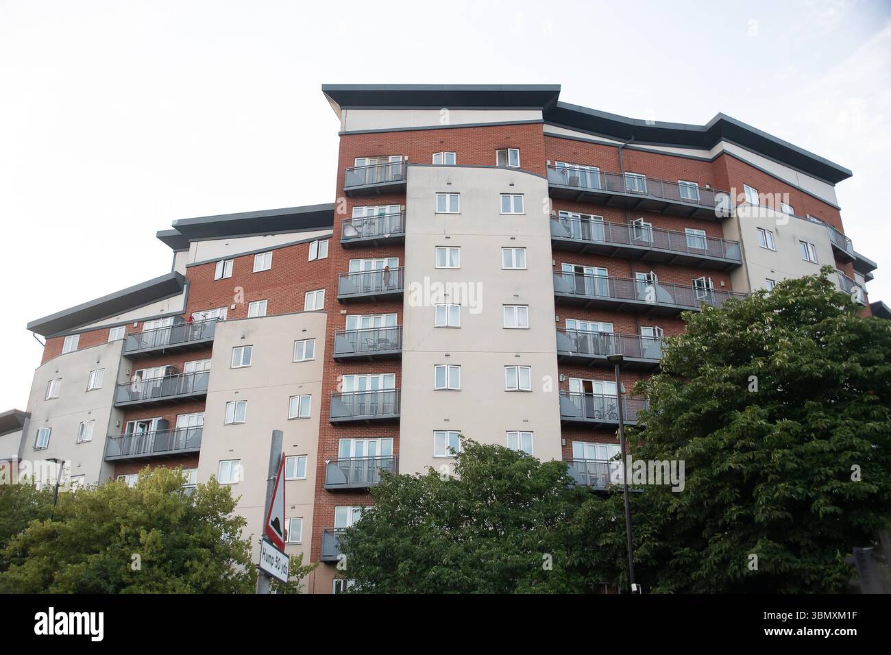 Slough, Regno Unito. 26 giugno 2025. I servizi di emergenza hanno risposto a un incendio nell'appartamento all'ultimo piano in Aspects Court, Slough, Berkshire alle 15:30 di questo pomeriggio all'angolo tra Windsor Road e Aspects Court. Il Royal Berkshire Fire and Rescue Service inviò equipaggi da Ascot, Bracknell, Slough, Langley, Maidenhead e Windsor insieme all'unità di comando incidenti dalla stazione dei vigili del fuoco di Maidenhead e alla piattaforma aerea a scaletta dalla stazione dei vigili del fuoco di Whitley Wood. Secondo quanto riferito, il South Central Ambulance Service ha inviato una serie di risorse sulla scena, tra cui un team di pronto intervento per l'area pericolosa. Si capisce che una persona sola Foto Stock