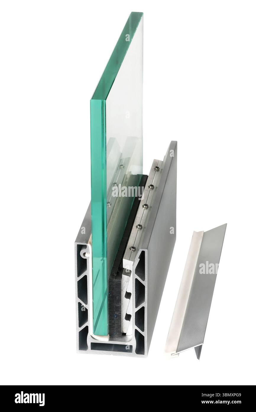 L'innovativo design dei pannelli di vetro mette in mostra tecniche di costruzione moderne nei dettagli architettonici. Isolato su sfondo bianco. Foto Stock