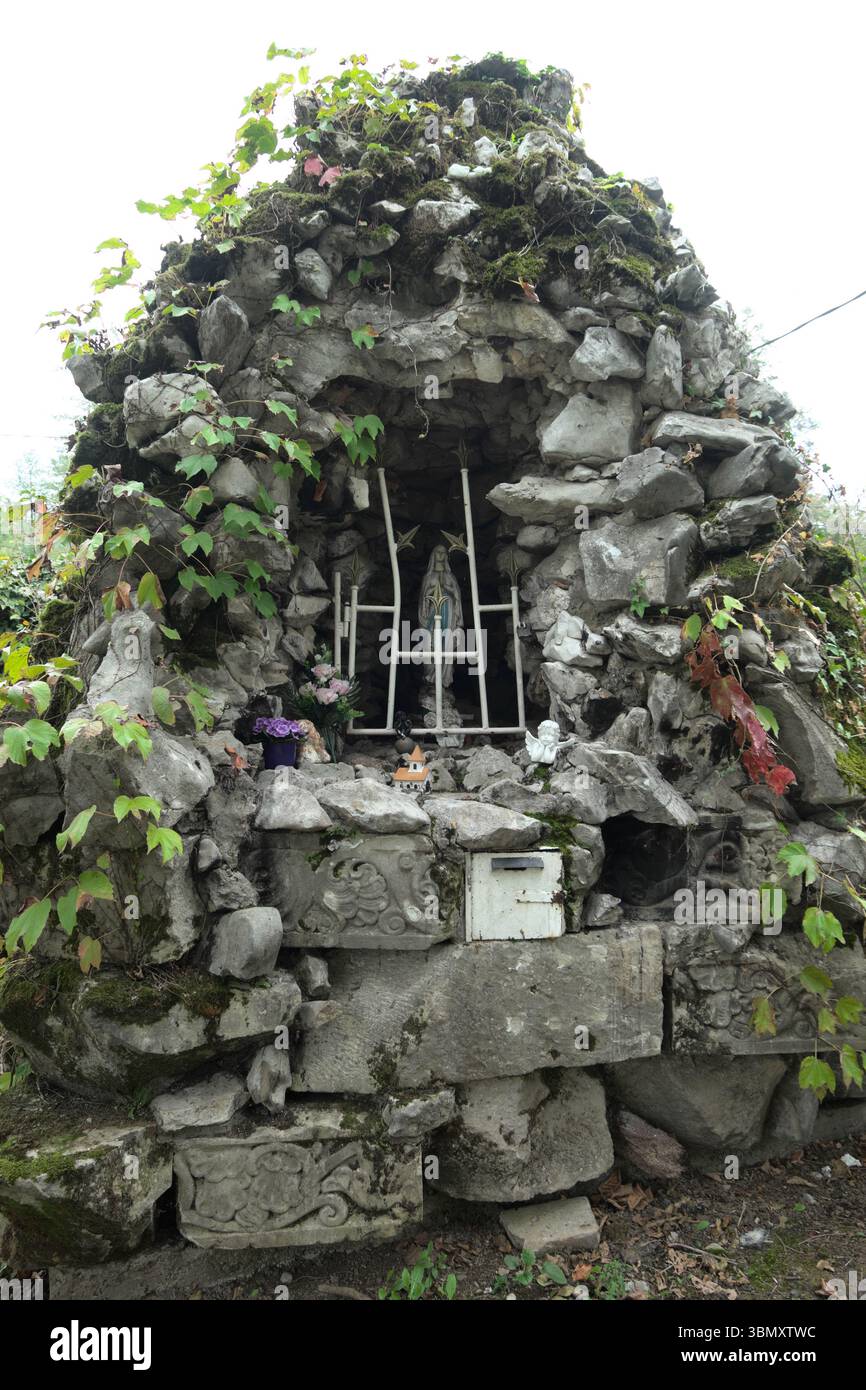 Santuario di Santa Maria costruito con pietra ornata dalle rovine dell'abbazia di Mariastern a Banja Luka, Bosnia ed Erzegovina Foto Stock