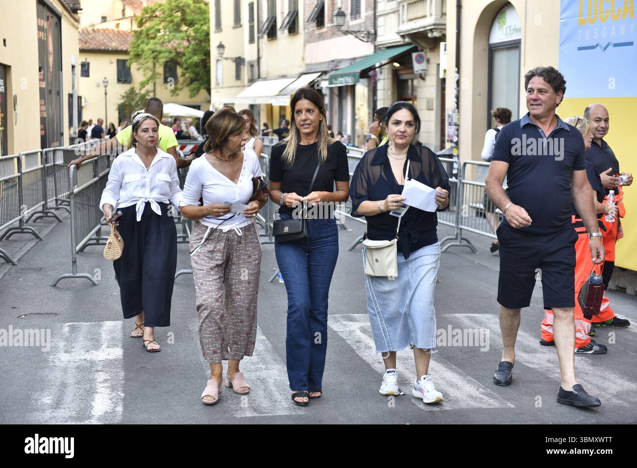 Lucca, 29/06/2025 il LUCCA SUMMER FESTIVAL 2025 è iniziato, con Antonello Venditti che apre la stagione concertistica. Nella foto: Le persone che entrano nel concerto. Foto Stock