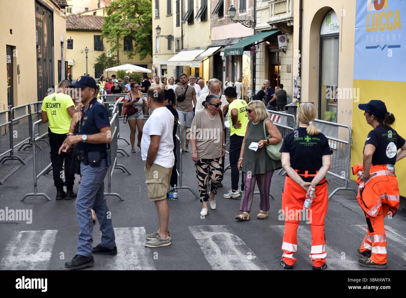 Lucca, 29/06/2025 il LUCCA SUMMER FESTIVAL 2025 è iniziato, con Antonello Venditti che apre la stagione concertistica. Nella foto: Le persone che entrano nel concerto. Foto Stock