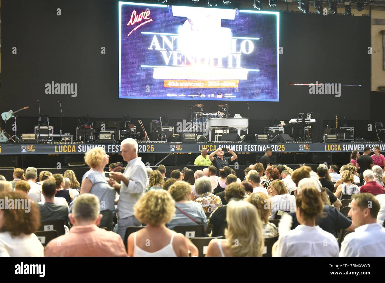 Lucca, 29/06/2025 il LUCCA SUMMER FESTIVAL 2025 è iniziato, con Antonello Venditti che apre la stagione concertistica. Nella foto: Persone in attesa del concerto. Foto Stock