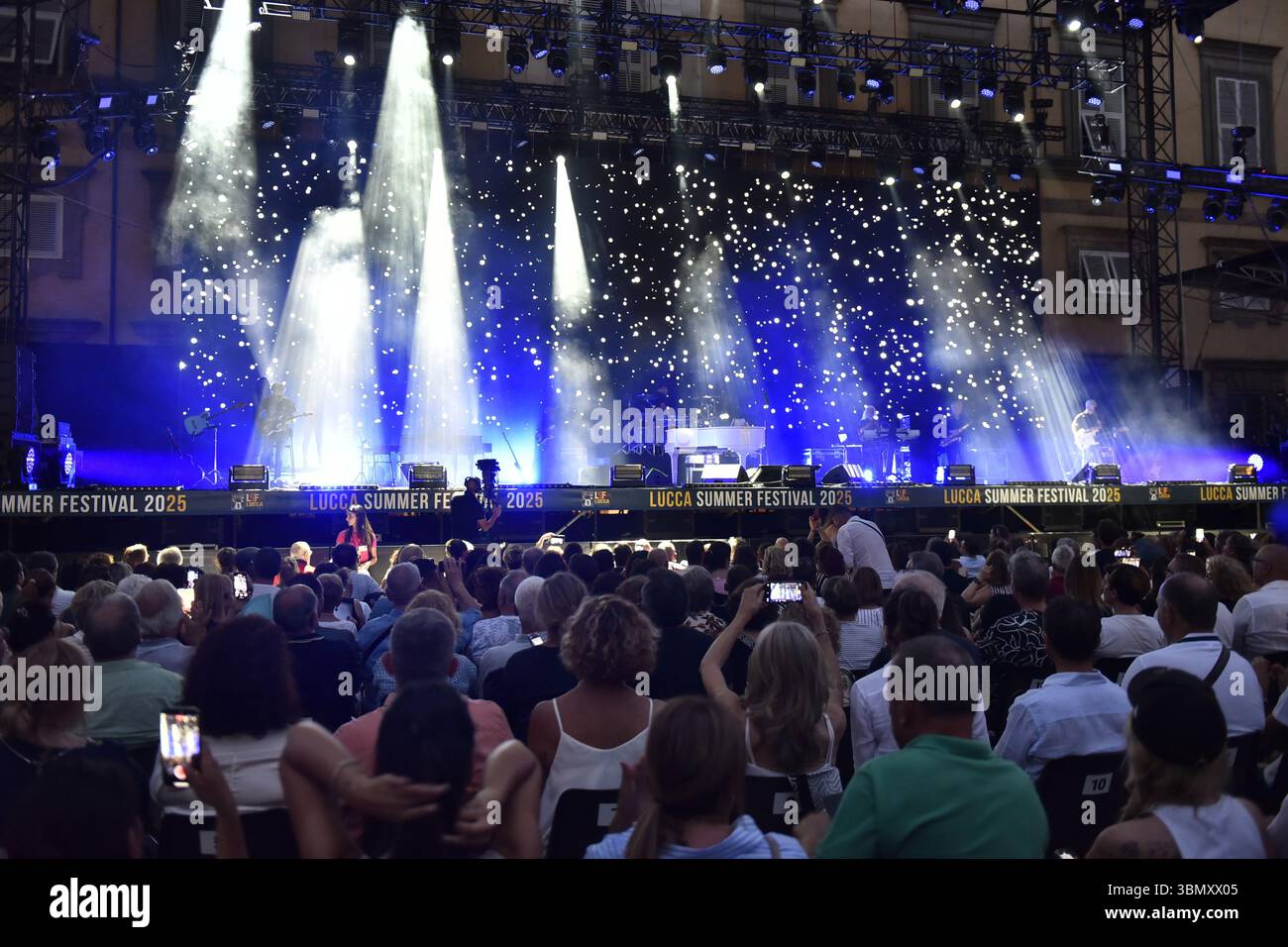 Lucca, 29/06/2025 il LUCCA SUMMER FESTIVAL 2025 è iniziato, con Antonello Venditti che apre la stagione concertistica. Nella foto: Scenografia per l'inizio del concerto. Foto Stock