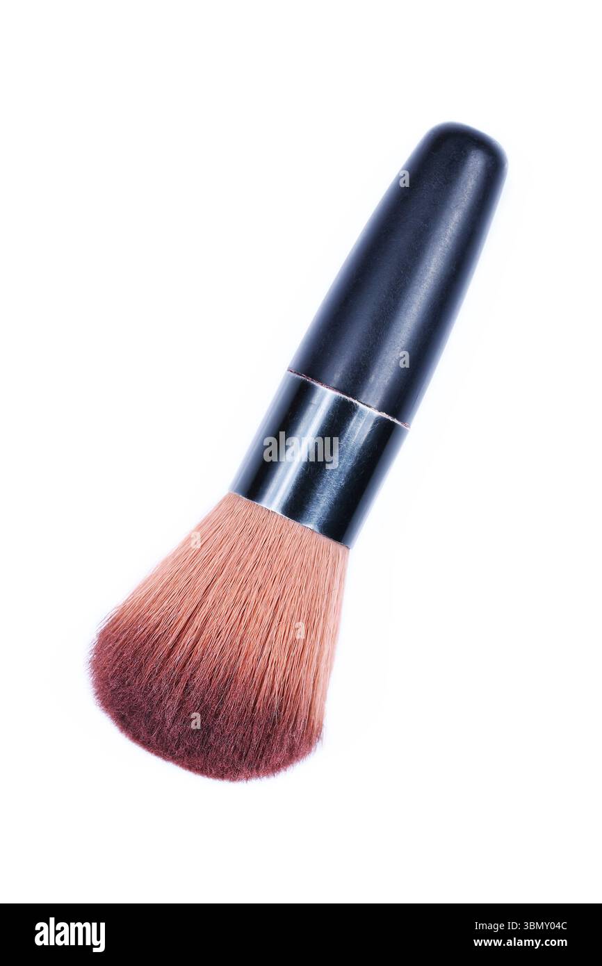 Viene utilizzata una spazzola cosmetica isolata su bianco. Foto Stock