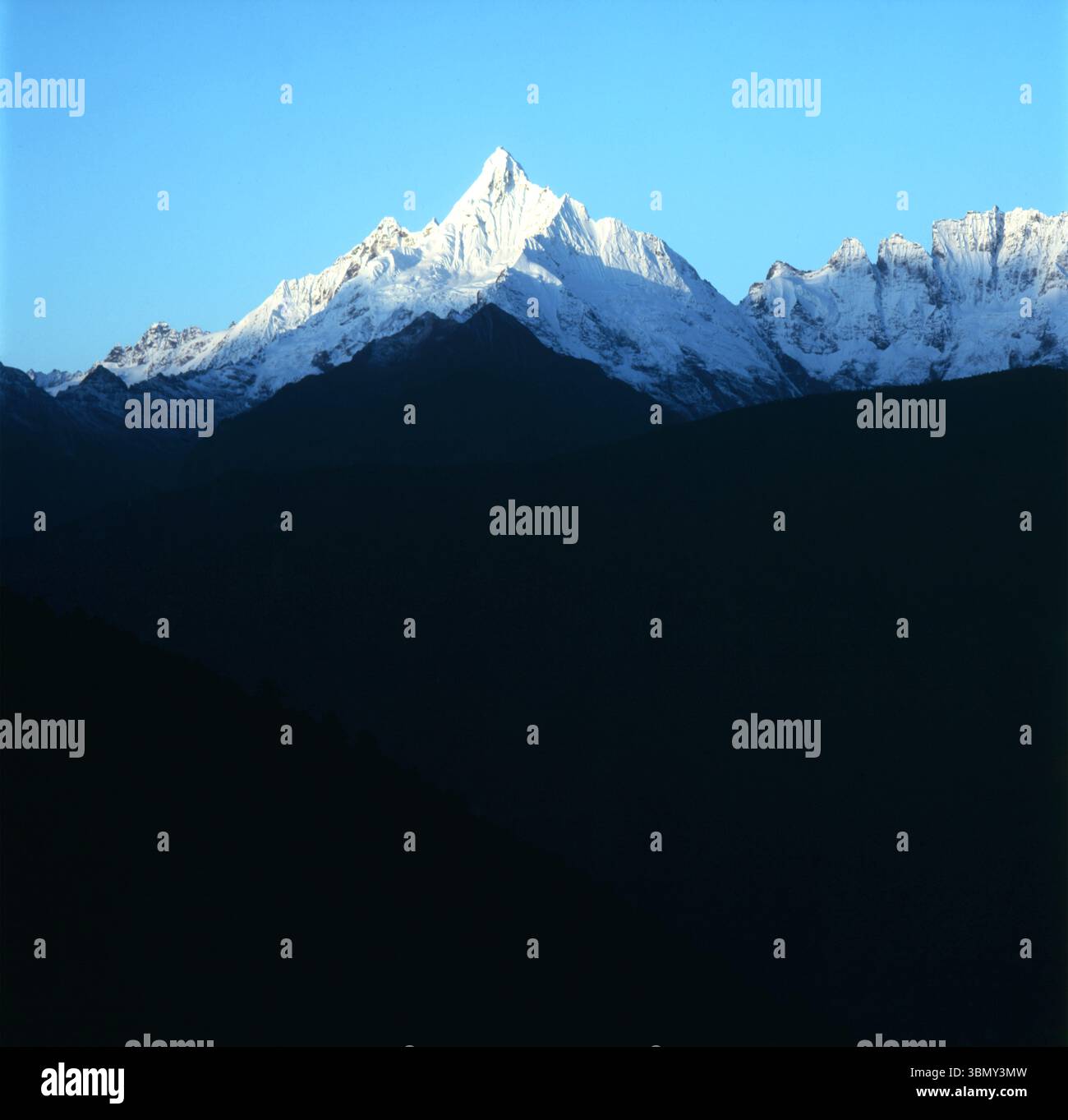 Yunnan Shangri-la Meili Snow Mountain Dawn silhouette Foto Stock