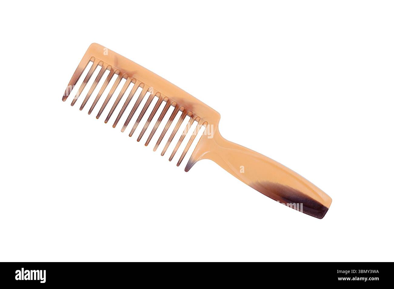 È un pettine in plastica isolato su bianco. Foto Stock