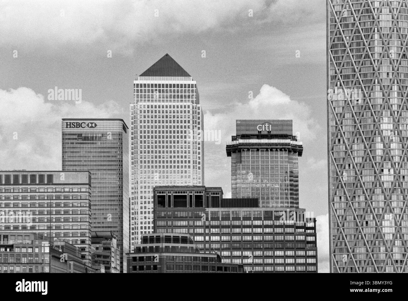 Canary Wharf skyscrapers, Isle of Dogs, London Docklands UK, in monocromia Foto Stock