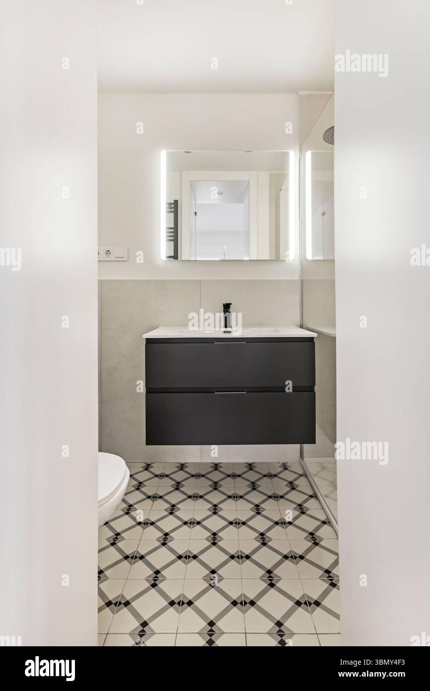 I rubinetti, spesso costruiti nelle pareti o caratterizzati da design minimalisti, diventano un dettaglio scultoreo che completa l'insieme. Foto Stock