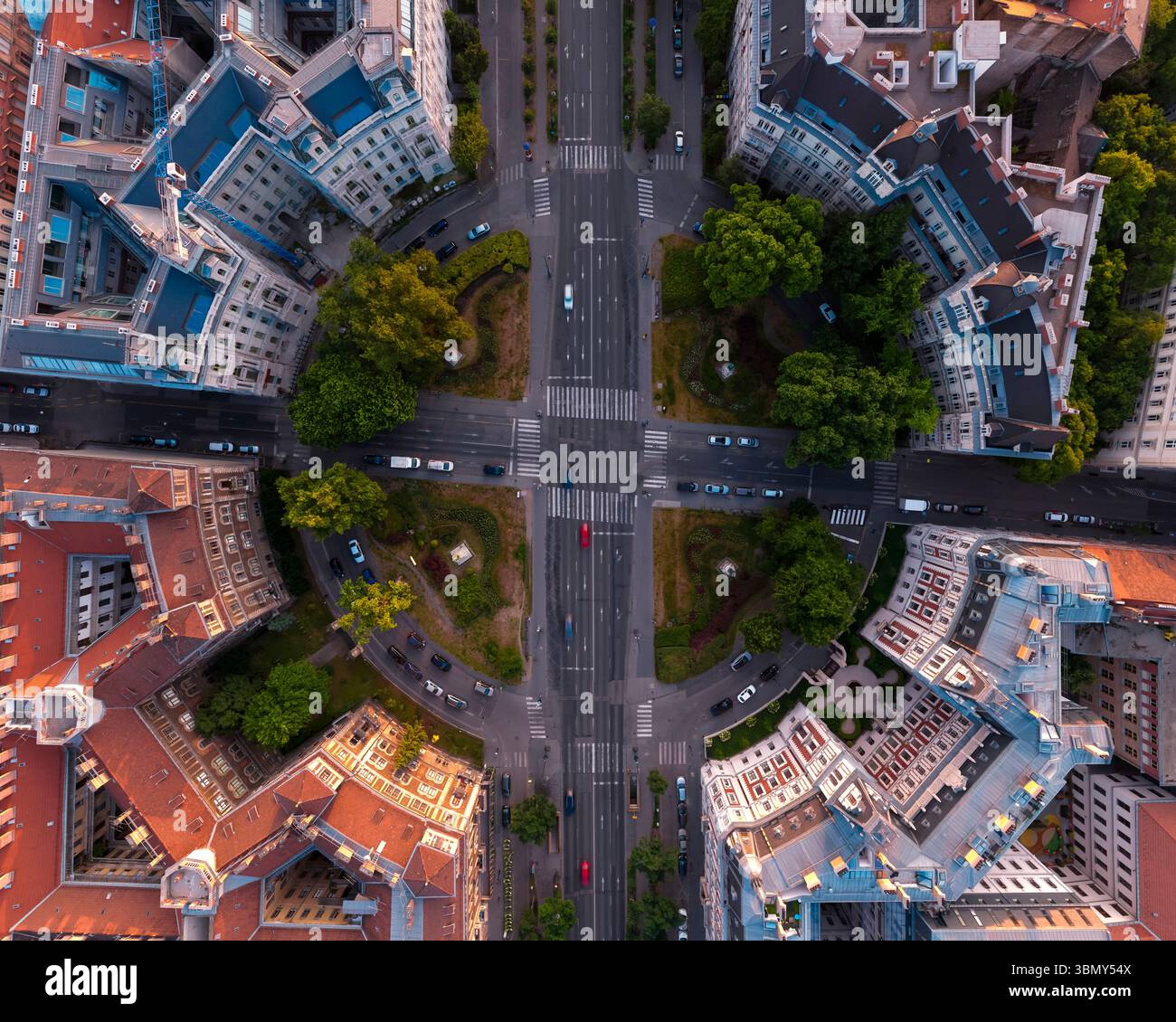 Vista aerea dall'alto verso il basso di Kodaly Korond in via Andrassy, Budapest, Ungheria Foto Stock