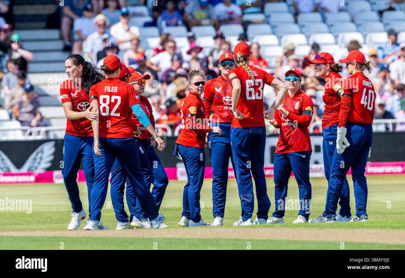 Emily Arnott (a sinistra) ottiene il wicket di Shafali Verma e i giocatori inglesi festeggiano nel 1 ° Vitality IT20 match tra Inghilterra donne e India Foto Stock