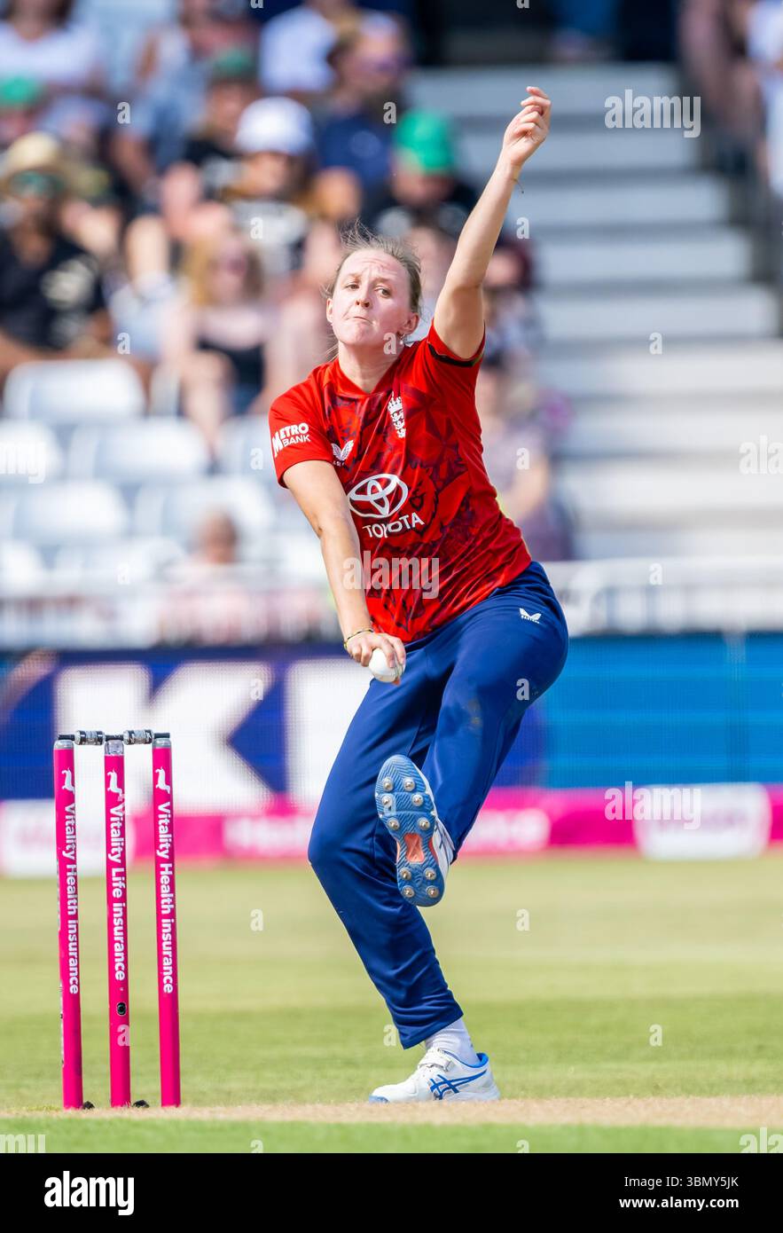 Lauren Filer bowling per l'Inghilterra nel 1° Vitality IT20 match tra Inghilterra donne e India Foto Stock