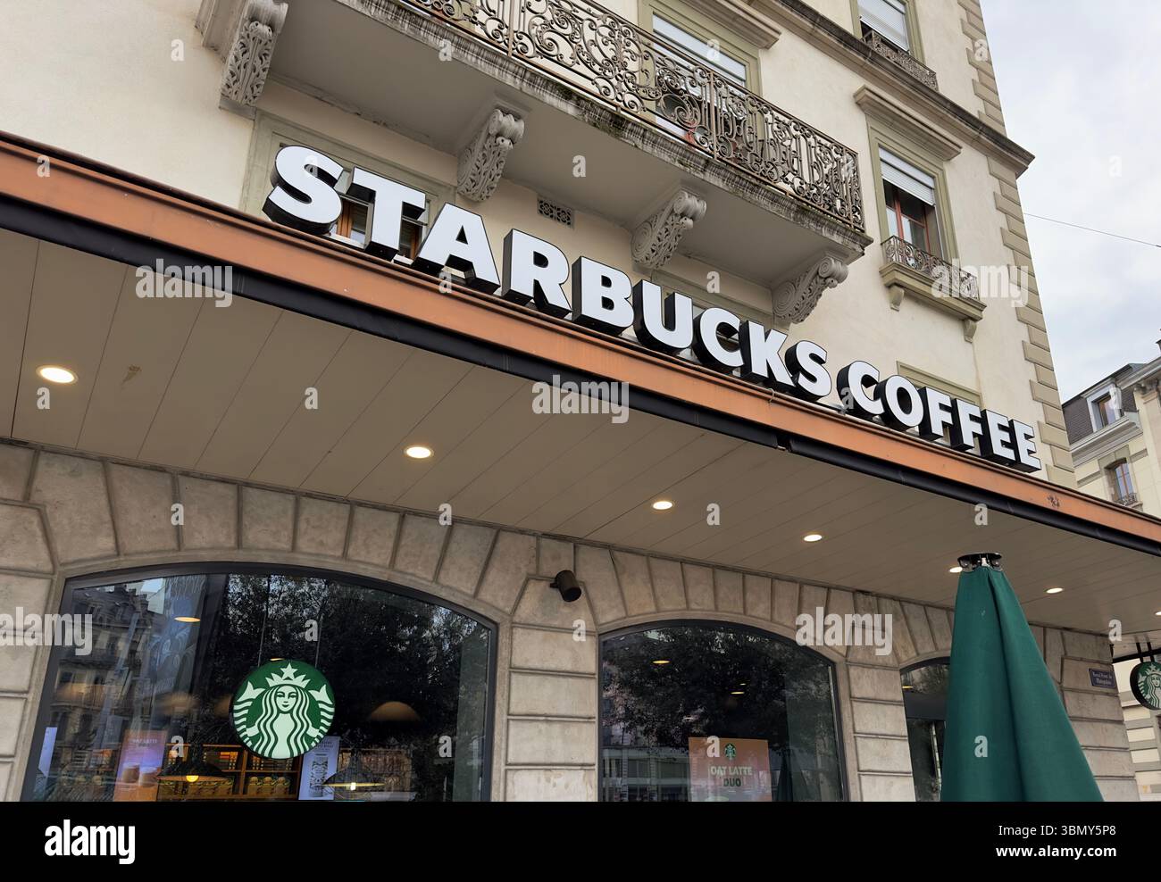 Ginevra, Svizzera - 12 gennaio 2023. Caffetteria Starbucks. Starbucks Coffee è una catena americana di caffetterie, fondata a Seattle - Immagine stock catturata con smartphone
